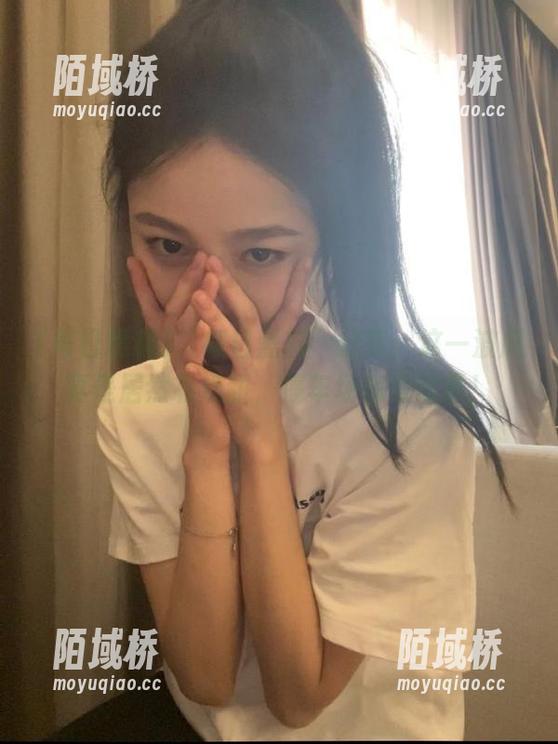 “每日黑料”分享：这一波瓜真是居然有点甜，停车场恋爱故事！